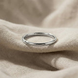 Classic band ring in silver with smooth finish, minimalist everyday jewellery