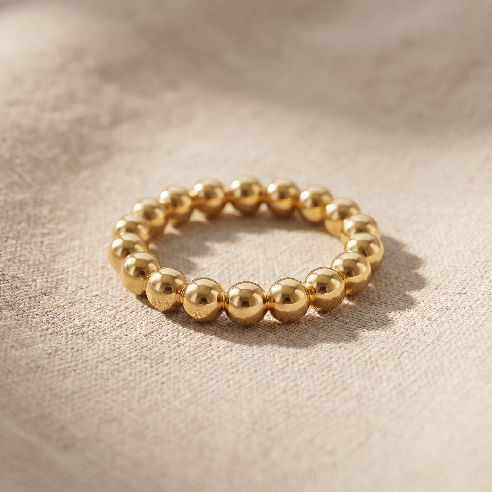 Golden link ring with chain-style design in gold, modern minimalist jewellery for everyday wear