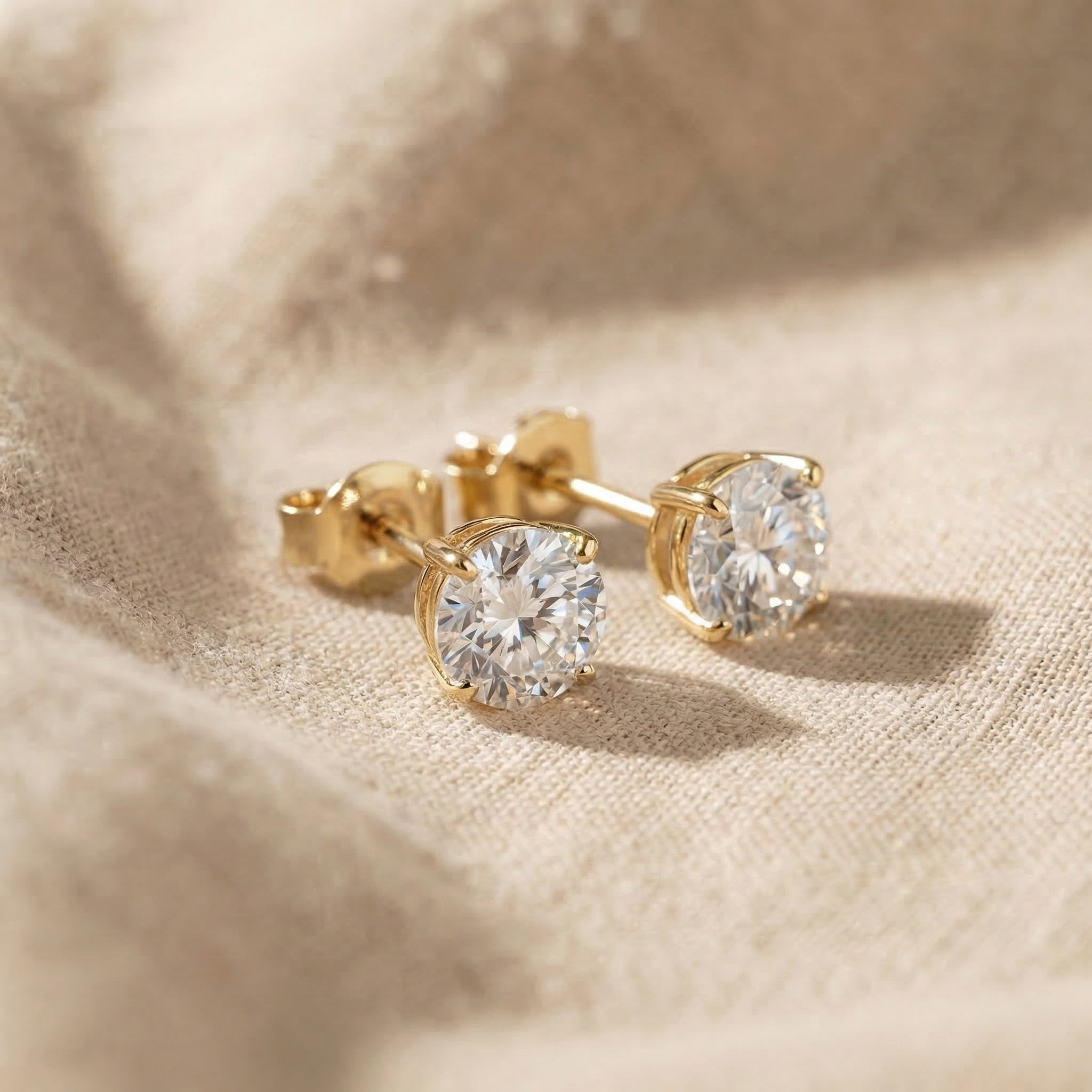 Round stud earrings in gold with sparkling stone, classic everyday jewellery piece