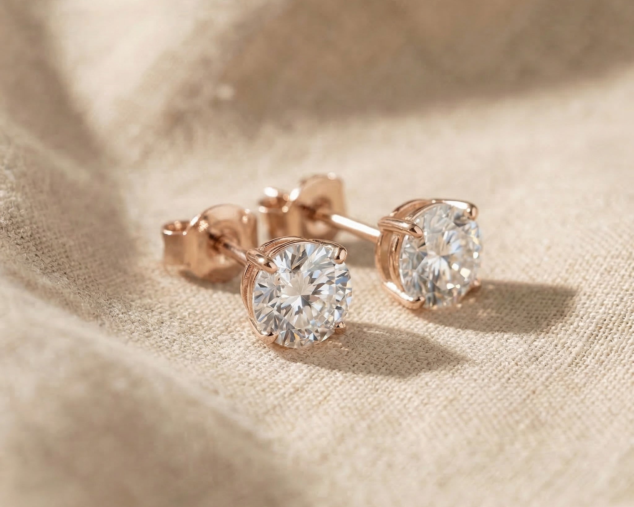 Round stud earrings in rose gold with sparkling stone detail